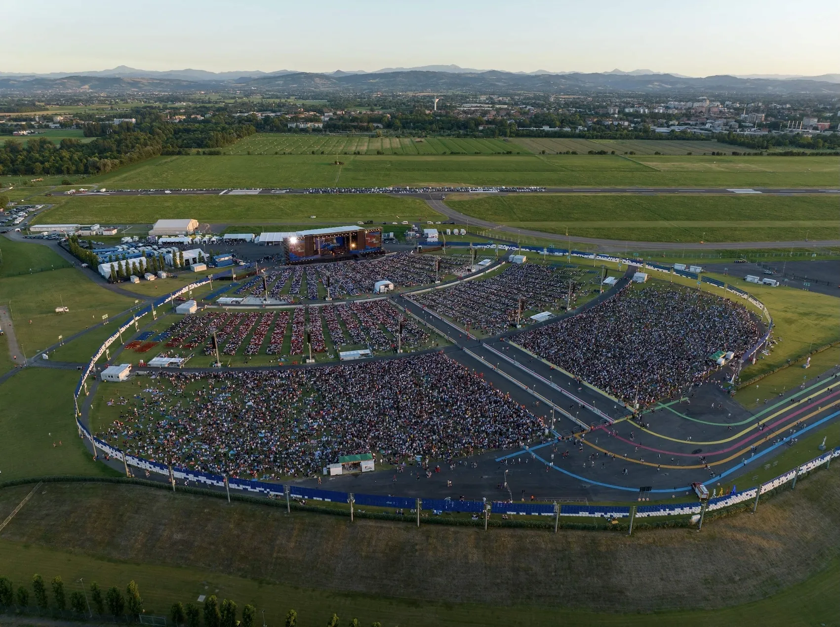 Vue aérienne de la RCF Arena de Reggio Emilia lors d'un concert